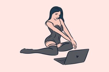 下着姿の女性　ノートパソコン